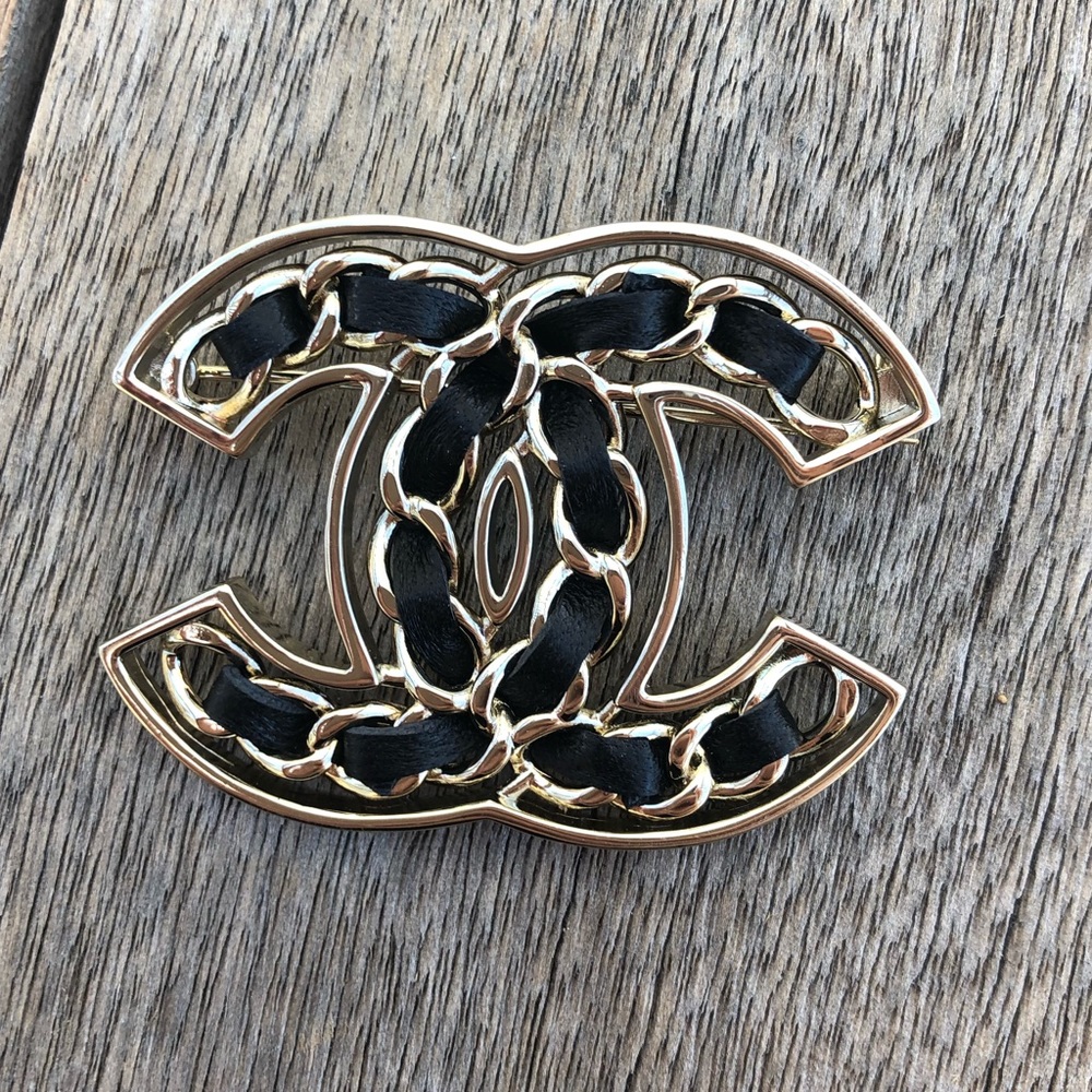 Woven leather & gold cc logo brooch